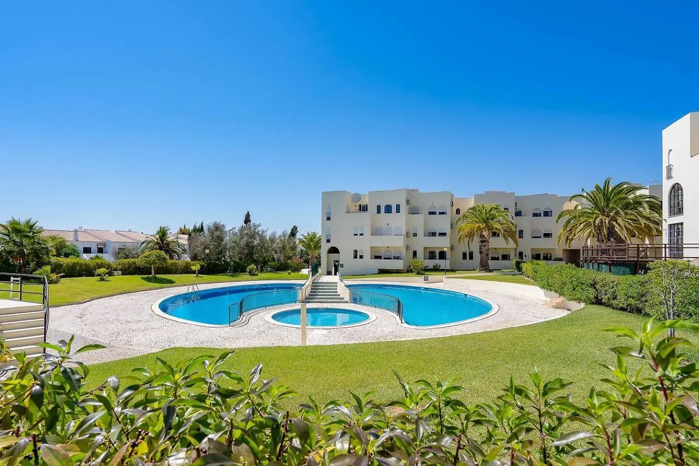 Alvor Apt 2 bedrooms AC&Pools near town&beach sleeps 6