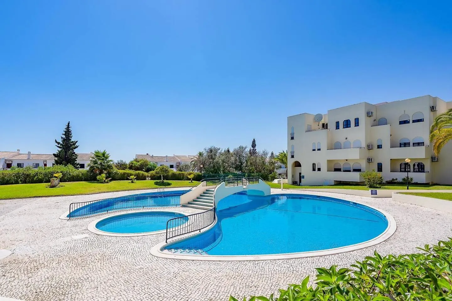 Alvor Apt 2 bedrooms AC&Pools near town&beach sleeps 6 Appartement